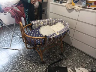 Cuna de mimbre con estampado de patos