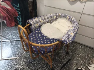 Cuna de mimbre con estampado de patos