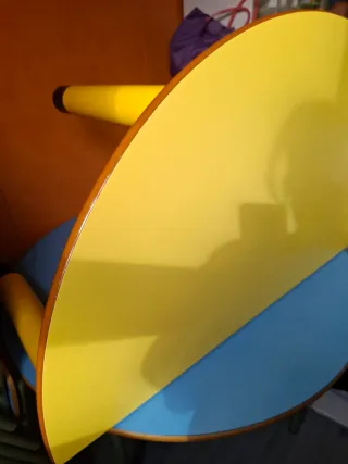 Mesa infantil amarilla y azul