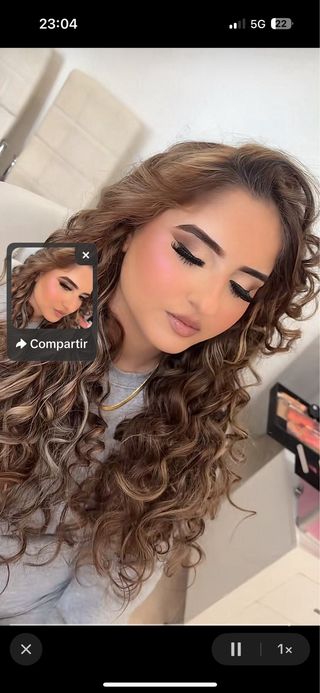 Maquilladora y peluquera profesional