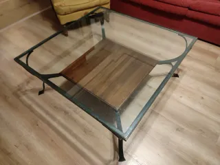Mesa de centro de cristal, forja y madera.