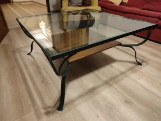 Mesa de centro de cristal, forja y madera.