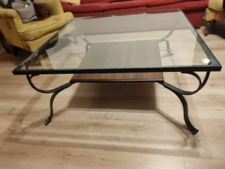 Mesa de centro de cristal, forja y madera.