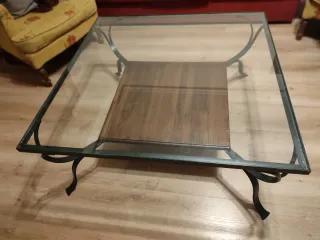 Mesa de centro de cristal, forja y madera.