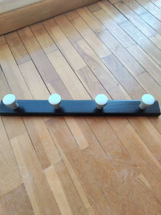 Perchero de pared negro con pomos color cromo