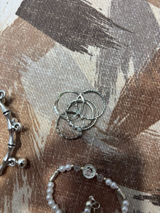 Conjunto de pulseras plateadas y negras