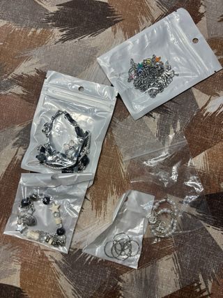 Conjunto de pulseras plateadas y negras