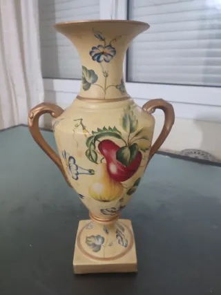 Jarrón de cerámica con flores y frutas