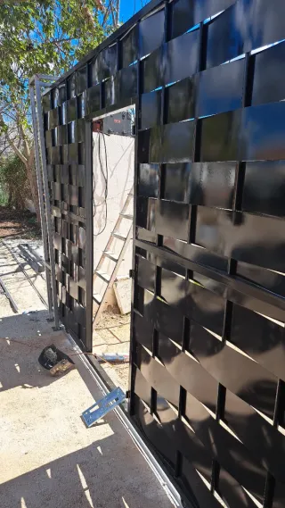 Puerta corredera trenzada moderna