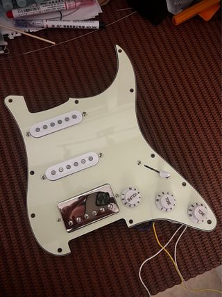 Golpeador Stratocaster Cargado (HSS) Alnico 5