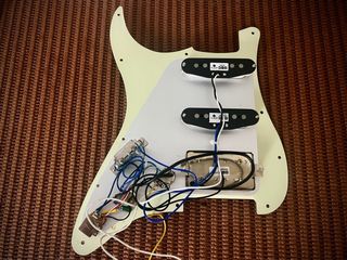 Golpeador Stratocaster Cargado (HSS) Alnico 5