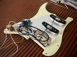 Golpeador Stratocaster Cargado (HSS) Alnico 5