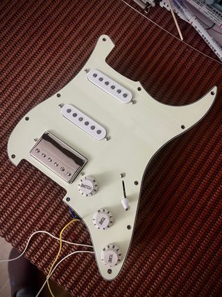 Golpeador Stratocaster Cargado (HSS) Alnico 5