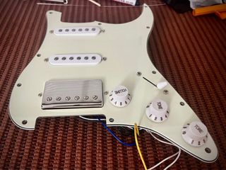 Golpeador Stratocaster Cargado (HSS) Alnico 5