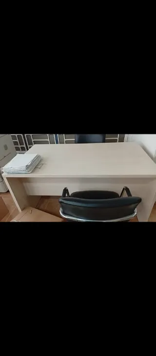 Mesa de oficina resistente de madera