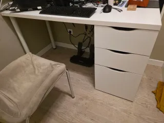 Escritorio blanco con cajonera