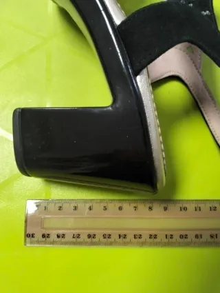 Zapatos de tacón negros con pedrería