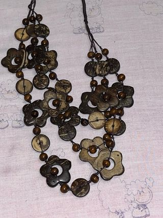 Collar de madera con cuentas marrones