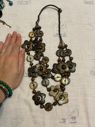 Collar de madera con cuentas marrones