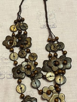 Collar de madera con cuentas marrones