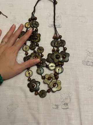 Collar de madera con cuentas marrones