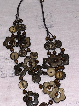 Collar de madera con cuentas marrones