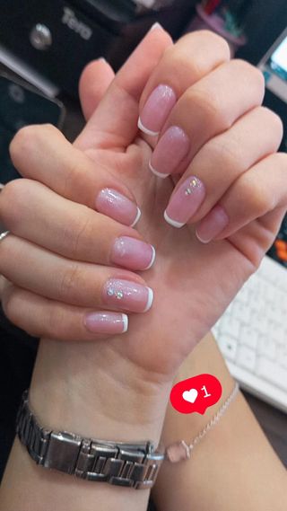 Manicura y pedicura francesa con diseño