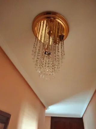 Lámpara metal dorado y cristal en cascada