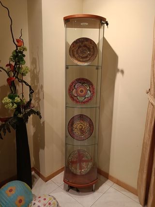 Vitrina de cristal y madera