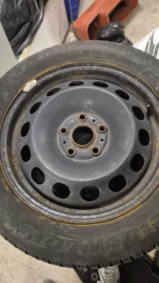 Neumáticos y llantas de invierno bastante gastadas