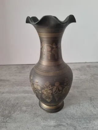 Jarrón clásico de metal con flores