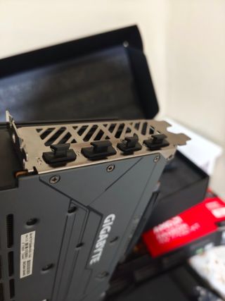 Gigabyte RX 7700 XT Tarjeta Gráfica 12GB