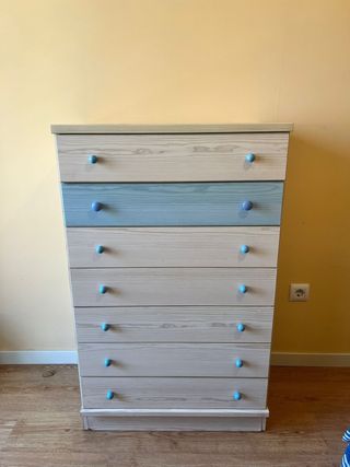 Cómoda de madera beige y azul