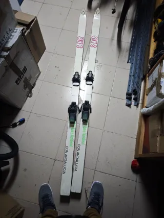 Esquís con fijaciones Tyrolia 540