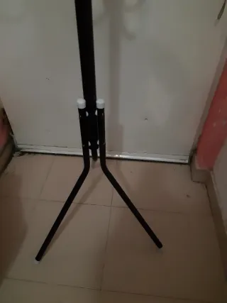 Perchero de pie de hierro negro 12 ganchos