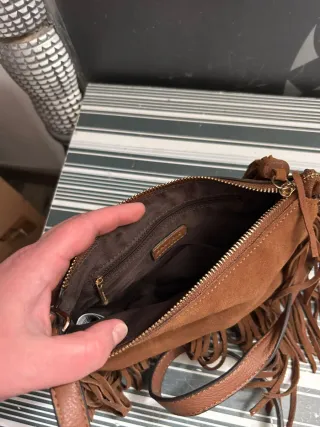 Bolso bandolera de ante con flecos Parfois