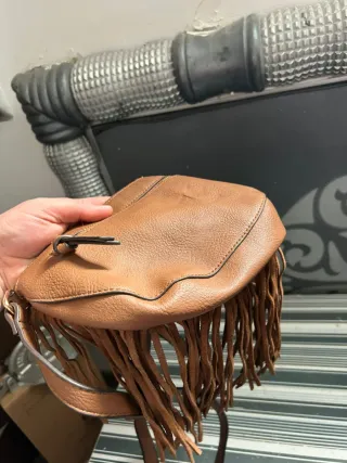 Bolso bandolera de ante con flecos Parfois