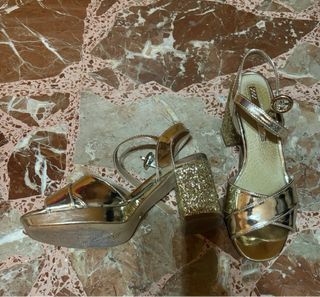 Sandalias doradas tacón glitter