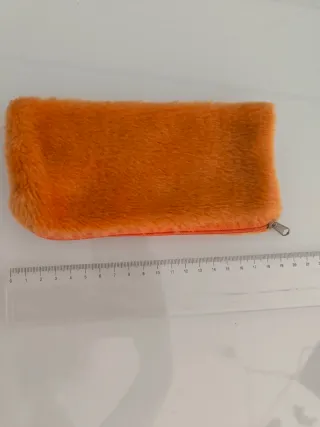 Pequeno estojo em pêlo laranja