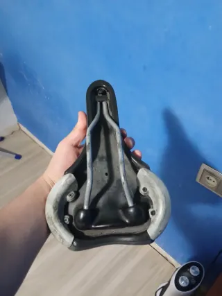 Sillín de bicicleta negro