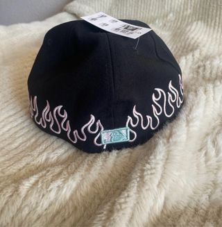 Gorra New Era Negra con Diseño de Llamas