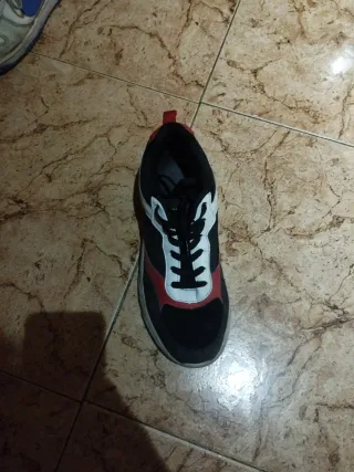Zapatillas deportivas negras y rojas