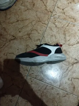 Zapatillas deportivas negras y rojas