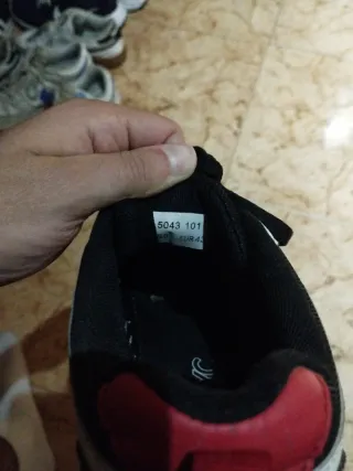 Zapatillas deportivas negras y rojas