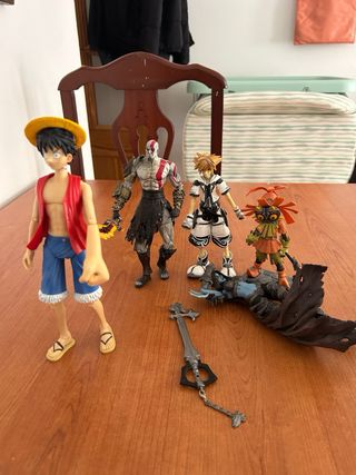 Figuras de acción de videojuegos y anime