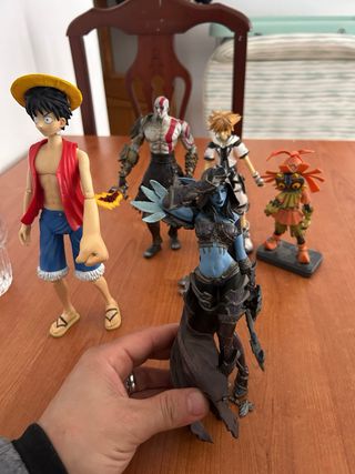 Figuras de acción de videojuegos y anime