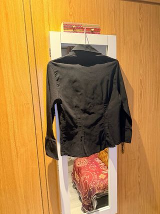 Camisa negra manga acampanada