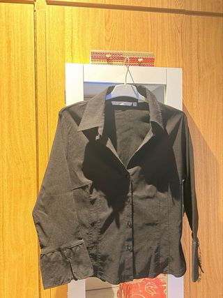 Camisa negra manga acampanada