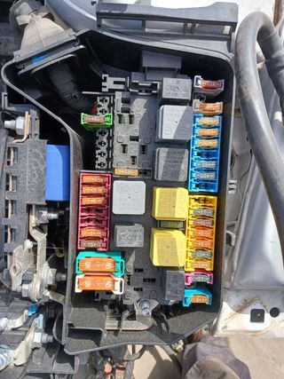 CAJA RELES / FUSIBLES INFINITI Q30