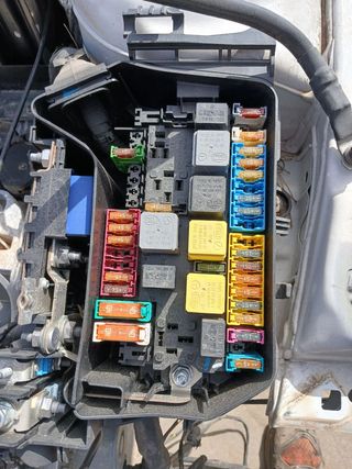 CAJA RELES / FUSIBLES INFINITI Q30